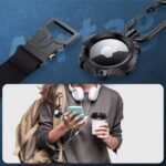 Husa de protectie neagra pentru AirTag si o imagine cu o femeie tinand un telefon in mana