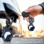 Husa de protectie albastra pentru AirTag, intr-un breloc de chei care deschid un automobil