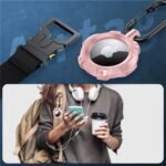 Husa de protectie roz pentru AirTag si o imagine cu o femeie tinand un telefon in mana