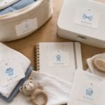 Etichete organizatoare pentru hăinuțe de bebeluși, folosite pe cutii, carnet și listă pentru bagajul de maternitate