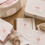 Etichete organizatoare pentru hăinuțe de bebeluși, folosite pe cutii, carnet și listă pentru bagajul de maternitate